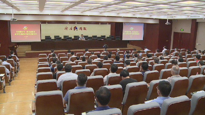 石迎軍在為示范區(qū)企業(yè)家上黨課時指出